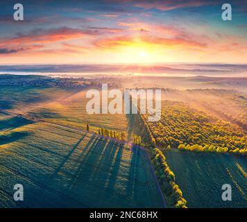 Photographie aérienne de paysage. Vue incroyable de l'été depuis un drone volant de la campagne ukrainienne. Superbe lever de soleil à la périphérie de la ville de Ternopil. Beaut Banque D'Images