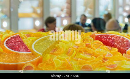 Assortiment de bonbons et de gelées de bonbons en vitrine sur le fond de la boutique de bonbons. Gros plan sur les bonbons colorés en gelée Banque D'Images