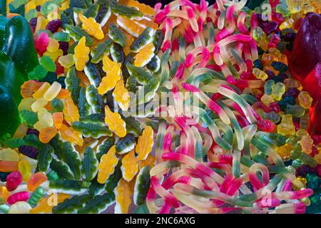 Vue plate du dessus de la marmelade de gelée à mâcher multicolore. Mélange de bonbons gélifiés aux couleurs vives et de différentes formes Banque D'Images