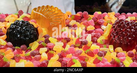 Bonbons juteux colorés en gelée avec saveur de frutis en gros plan Banque D'Images