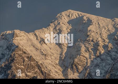 Grandes collines enneigées près de Spital am Pyhrn en hiver froid frais soirée Banque D'Images