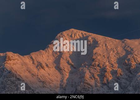 Grandes collines enneigées près de Spital am Pyhrn en hiver froid frais soirée Banque D'Images