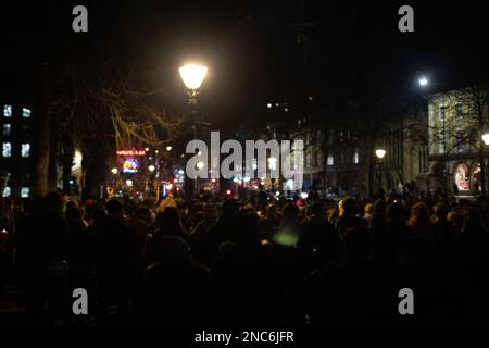 Bristol, Royaume-Uni, le 14th février 2023. Veillée aux chandelles sur le College Green pour Brianna Ghey, une adolescente trans, qui a été retrouvée assassinée à Cheshire samedi. Banque D'Images