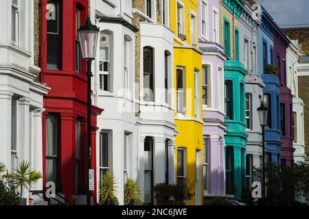 Maisons en terrasse colorées dans la rue résidentielle de Notting Hill, Londres, Angleterre Royaume-Uni Banque D'Images