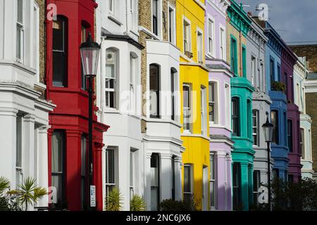 Maisons en terrasse colorées dans la rue résidentielle de Notting Hill, Londres, Angleterre Royaume-Uni Banque D'Images