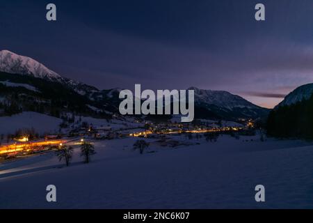 Soirée d'hiver au-dessus de Spital am Pyhrn en Autriche avec petite gare ferroviaire Banque D'Images