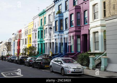 Maisons en terrasse colorées dans la rue résidentielle de Notting Hill, Londres, Angleterre Royaume-Uni Banque D'Images