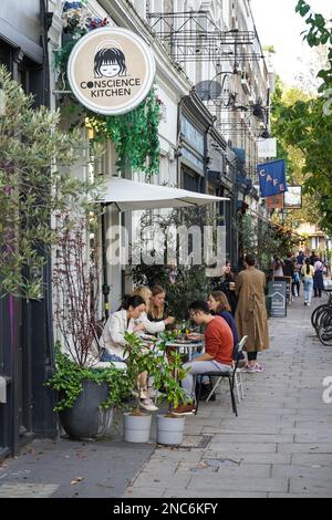 Personnes dînant à l'extérieur du restaurant à Notting Hill, Londres Angleterre Royaume-Uni Banque D'Images