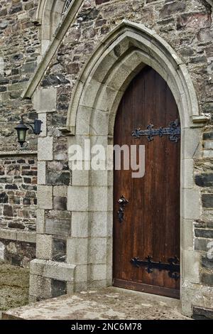 Une porte voûtée dans une église victorienne à Wigtown, Dumfries et Galloway, en Écosse. Banque D'Images