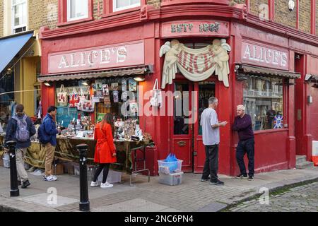 Alice's Antique Shop à Portobello Road Market à Notting Hill, Londres Angleterre Royaume-Uni Banque D'Images