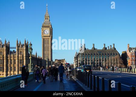 Touristes sur le pont de Westminster avec la tour de l'horloge de Big Ben et le Palais de Westminster en arrière-plan, Londres Angleterre Royaume-Uni Banque D'Images