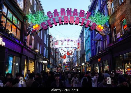 Lumières et décorations de Noël sur Carnaby Street, Londres Angleterre Royaume-Uni Banque D'Images