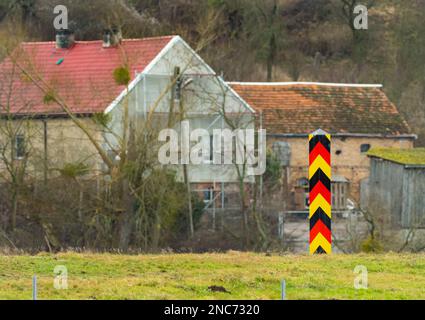 30 janvier 2023, Brandebourg, Schwedt/Oder: 30.01.2023, Schwedt/Oder. Un poste frontalier allemand en or-rouge-noir se trouve près de Schwedt, à la frontière germano-polonaise sur la rivière Oder. Derrière elle, on peut voir des bâtiments du côté polonais. (Photo prise avec un téléobjectif puissant). Photo: Wolfram Steinberg/dpa photo: Wolfram Steinberg/dpa Banque D'Images