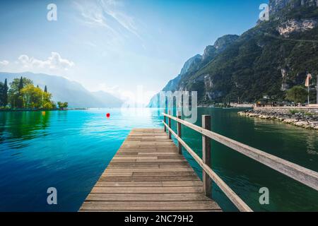 Jetée en bois sur le lac. Riva del Garda, région du Trentin, Italie, Europe. Banque D'Images