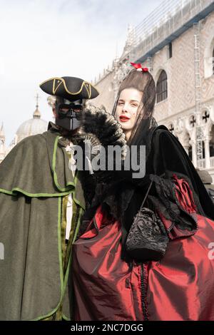 Les fêtards masqués se réunissent pour célébrer le carnaval de Venise à Venise, Italie, le 11 février 2023. Banque D'Images