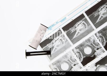 La photographie de film a fait un grand retour, et les appareils photo de format moyen sont très populaires. Cette photo montre une feuille de négatifs noir et blanc à manches a Banque D'Images