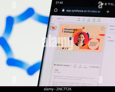 Galati, Roumanie - 14 février 2023: Page web de Synthesia app, la plate-forme web ai qui crée des vidéos à partir de texte simple en quelques minutes Banque D'Images