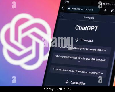 Galati, Roumanie - 08 février 2023: Page web de ChatGPT, un prototype ai chatbot développé par OpenAI, sur un écran de smartphone. Exemples d'interactions Banque D'Images