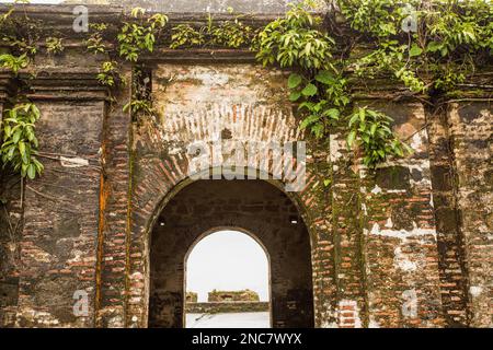 Ruines du fort San Lorenzo, à l'embouchure de la rivière Chagres sur la côte des Caraïbes du Panama, près de Colon. Il a été construit par les Espagnols pour défendre agai Banque D'Images