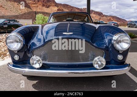 Vue avant d'une voiture de sport Aston Martin DB MKIII de 1957 de construction britannique dans le Colorado Grand Road Rally. Banque D'Images