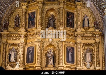 Le retable doré de l'église très ornée de Santo Domingo de Guzman dans le centre historique d'Oaxaca, au Mexique. Construction de style baroque Banque D'Images