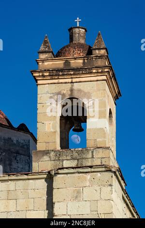 La lune à travers un clocher de l'église de Saint-Domingue de Guzman dans le centre historique d'Oaxaca, au Mexique. Fait partie du patrimoine mondial de l'UNESCO si Banque D'Images