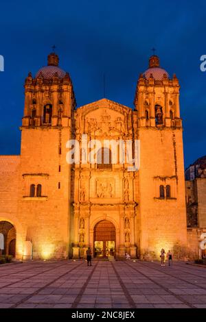 Le Temple de Santo Domingo de Guzman, dans le centre historique d'Oaxaca, au Mexique, éclairé au crépuscule. Fait partie du site du patrimoine mondial de l'UNESCO. Banque D'Images