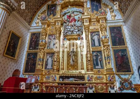 Le retable doré d'une chapelle latérale de l'église Saint-Domingue de Guzman dans le centre historique d'Oaxaca, au Mexique. Construit dans le style baroque, con Banque D'Images