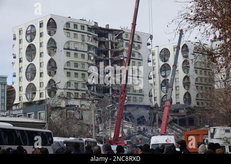 Diyarbakir, Turquie. 8th févr. 2023. Deux pâtés de maisons du centre commercial ont été détruits lors du tremblement de terre. 7 bâtiments de la ville ont été complètement détruits. Les opérations de sauvetage dans la ville ont été achevées 9 jours après le tremblement de terre. Le nombre de morts a atteint 344. Il y a près de 1000 blessés.il y a un total de 307 bâtiments à Diyarbakir, dont 26 sont détruits, 25 doivent être démolis immédiatement et 261 sont lourdement endommagés. Environ 250 000 personnes ne peuvent pas entrer dans leur maison. Ils vivent soit dans des villes de tentes, soit dans des abris sûrs.certaines familles, qui disent qu'elles ne peuvent pas trouver de tentes, vivent dans des t primitifs Banque D'Images