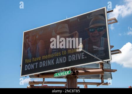 Topeka, Kansas. Panneau d'affichage avec message de ne pas boire et conduire Banque D'Images