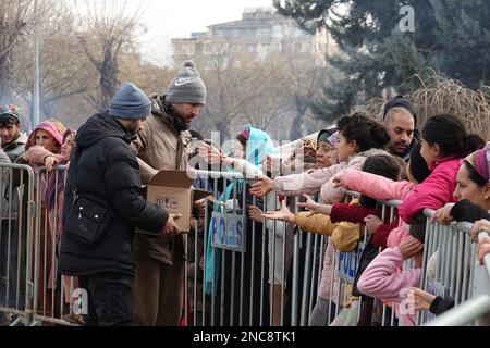 Diyarbakir, Turquie. 8th févr. 2023. Des bénévoles distribuent de l'eau potable aux victimes de catastrophes dans la ville de la tente. 7 bâtiments de la ville ont été complètement détruits. Les opérations de sauvetage dans la ville ont été achevées 9 jours après le tremblement de terre. Le nombre de morts a atteint 344. Il y a près de 1000 blessés.il y a un total de 307 bâtiments à Diyarbakir, dont 26 sont détruits, 25 doivent être démolis immédiatement et 261 sont lourdement endommagés. Environ 250 000 personnes ne peuvent pas entrer dans leur maison. Ils vivent soit dans des villes de tentes, soit dans des abris sûrs.certaines familles, qui disent qu'elles ne peuvent pas trouver de tentes, vivent dans des primi Banque D'Images