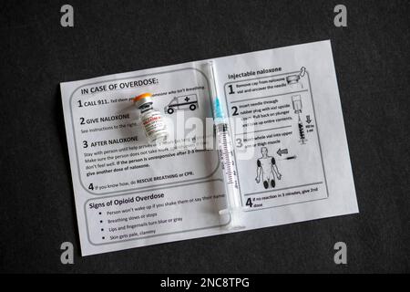 Une bouteille de naloxone avec aiguille et des instructions sur la façon d'administrer la dose. La naloxone est un médicament qui sauve la vie qui peut inverser un surdosage fro Banque D'Images