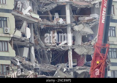 Diyarbakir, Turquie. 8th févr. 2023. Un centre commercial endommagé par le tremblement de terre à Diyarbakir. 7 bâtiments de la ville ont été complètement détruits. Les opérations de sauvetage dans la ville ont été achevées 9 jours après le tremblement de terre. Le nombre de morts a atteint 344. Il y a près de 1000 blessés.il y a un total de 307 bâtiments à Diyarbakir, dont 26 sont détruits, 25 doivent être démolis immédiatement et 261 sont lourdement endommagés. Environ 250 000 personnes ne peuvent pas entrer dans leur maison. Ils vivent dans des villes de tentes ou dans des abris sûrs.certaines familles, qui disent qu'elles ne peuvent pas trouver de tentes, vivent dans des tentes primitives faites de linoleu Banque D'Images