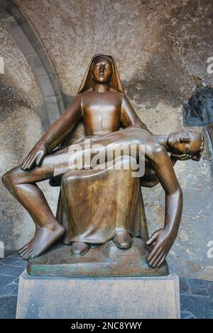 Sculpture de la Pieta à la cathédrale Saint-Florin (cathédrale de Vaduz) à Vaduz Liechtenstein lors d'une journée de débordement. Banque D'Images