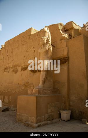 Louxor, Égypte. Le complexe du temple de Karnak, communément connu sous le nom de Karnak, comprend un vaste mélange de temples décomposés. Banque D'Images