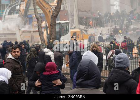 Diyarbakir, Turquie. 8th févr. 2023. Les gens qui ont perdu leurs proches dans l'épave du tremblement de terre, embrassent pour se réconforter. 7 bâtiments de la ville ont été complètement détruits. Les opérations de sauvetage dans la ville ont été achevées 9 jours après le tremblement de terre. Le nombre de morts a atteint 344. Il y a près de 1000 blessés.il y a un total de 307 bâtiments à Diyarbakir, dont 26 sont détruits, 25 doivent être démolis immédiatement et 261 sont lourdement endommagés. Environ 250 000 personnes ne peuvent pas entrer dans leur maison. Ils vivent soit dans des villes de tentes, soit dans des abris sûrs.certaines familles disent qu'elles ne peuvent en trouver dix Banque D'Images