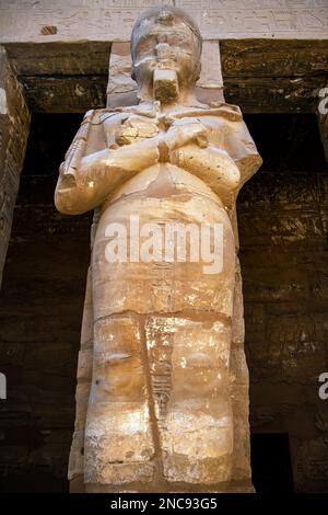 Louxor, Égypte. Le complexe du temple de Karnak, communément connu sous le nom de Karnak, comprend un vaste mélange de temples dépayés.dans cette image statues de Ramses II comme Osiris Banque D'Images