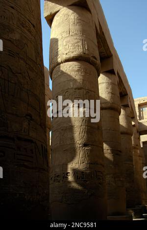 Louxor, Égypte. Le complexe du temple de Karnak, communément connu sous le nom de Karnak, comprend un vaste mélange de temples décomposés de l'Égypte ancienne. 26th mars 2013. Banque D'Images