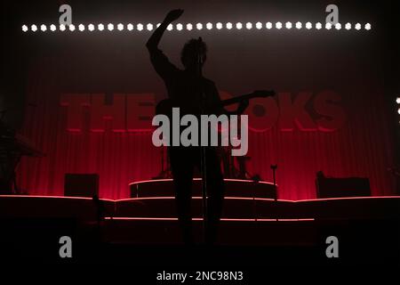 Le groupe britannique The Kooks, qui se produit en direct à Berlin pour la tournée Inside In/Inside Out de 15th ans à Berlin, en Allemagne. Banque D'Images