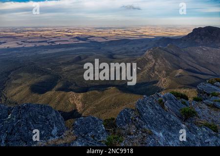 Paysage de Stirling Range ou Koikyennuruff, magnifique parc national de montagne en Australie occidentale, avec le plus haut sommet de Bluff Knoll. Route vers un Banque D'Images