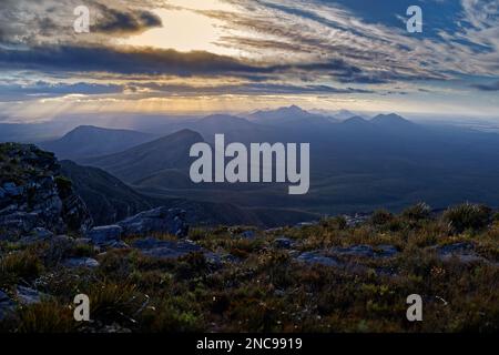 Paysage de Stirling Range ou Koikyennuruff, magnifique parc national de montagne en Australie occidentale, avec le plus haut sommet de Bluff Knoll. Route vers un Banque D'Images