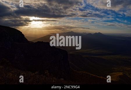 Paysage de Stirling Range ou Koikyennuruff, magnifique parc national de montagne en Australie occidentale, avec le plus haut sommet de Bluff Knoll. Route vers un Banque D'Images
