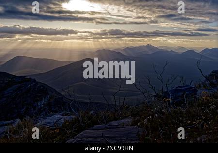 Paysage de Stirling Range ou Koikyennuruff, magnifique parc national de montagne en Australie occidentale, avec le plus haut sommet de Bluff Knoll. Route vers un Banque D'Images