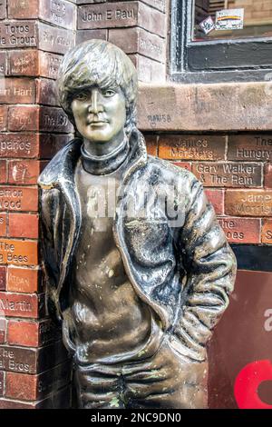 Bronze John Lennon de la statue des Beatles sculpture à l'extérieur de la caverne pub 1960s à Liverpool Merseyside Banque D'Images