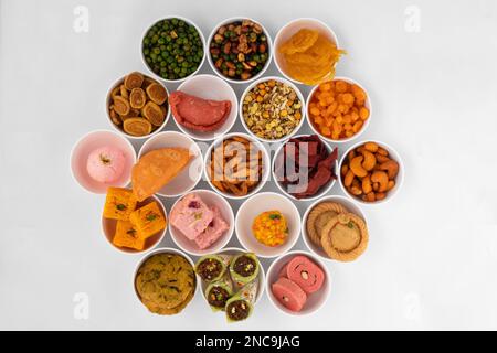 Assortiment de sucreries indiennes et d'en-cas comme Gujiya, Chandrakala, Kalash Gujia, Suryakala, Rose Karanji, Potli Gujia, Chandrakala, Laung Latta, Samosa Gunji Banque D'Images