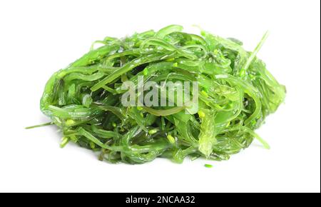 Délicieuse salade d'algues fraîches sur fond blanc Banque D'Images