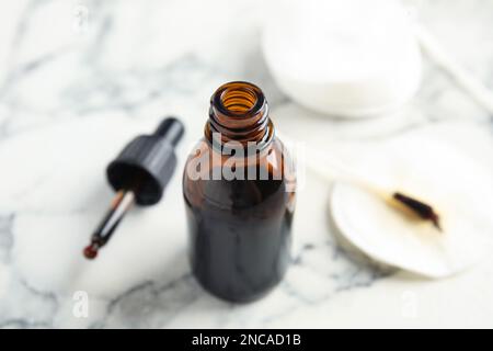 Bouteille d'iode médical sur table blanche, gros plan Banque D'Images