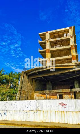 Immense gigantesque arrêt de construction ruine site de construction à Zicatela Puerto Escondido Oaxaca Mexique. Banque D'Images