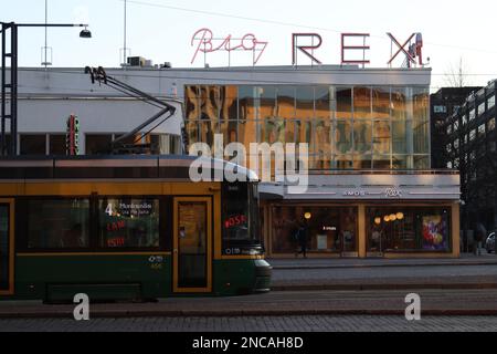 Centre ville Helsinki, Finlande, entrée au musée Amos Rex, panneau, bâtiment fonctionnel, vieux tramway vert, transports en commun, Bio Rex à Lasipalatsi Banque D'Images