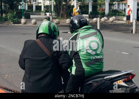 Yogyakarta, Indonésie - Circa 2023: Gojek en ligne chauffeur de moto déposer des passagers autour de la rue Malioboro. Banque D'Images